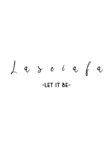 maglietta “let it be” means “lascia fa”
